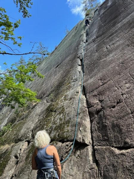 Silverberget levererade idag. Härlig klättring på välrensade leder av Björn Holst och Tove från Västerviks klätterklubb. Nytt toppankare sattes upp på leden Nadir. Träden som man tidigare säkrade i har blåst omkull.